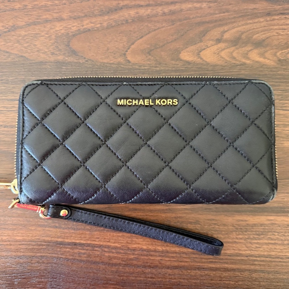 Michael Kors Jet Set Black Quilted Leather Zip Around Continental Wristlet